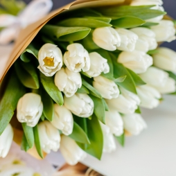 Buchet din 25 Lalele Albe &icirc;n H&acirc;rtie Naturală photo