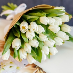 Buchet din 25 Lalele Albe &icirc;n H&acirc;rtie Naturală photo