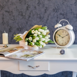 Buchet din 25 Lalele Albe &icirc;n H&acirc;rtie Naturală photo