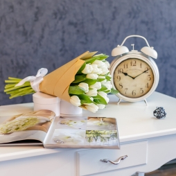 Buchet din 25 Lalele Albe &icirc;n H&acirc;rtie Naturală photo