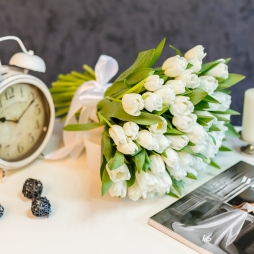 Buchet din 51 lalele albe photo