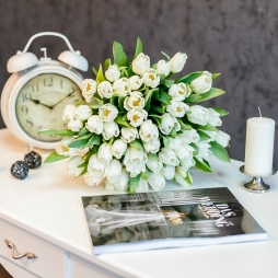 Buchet din 51 lalele albe photo