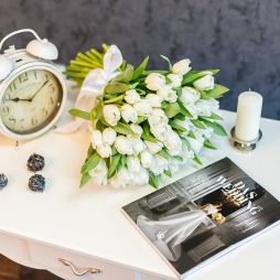 Buchet din 51 lalele albe photo