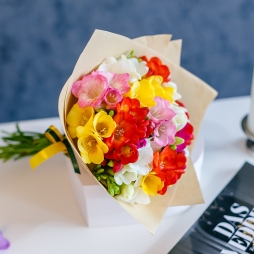 Buchet din Frezii Multicolore in Hartie Naturala alt vedere product