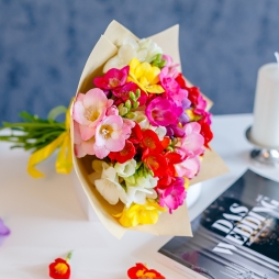 Buchet din Frezii Multicolore in Hartie Naturala alt vedere product 2