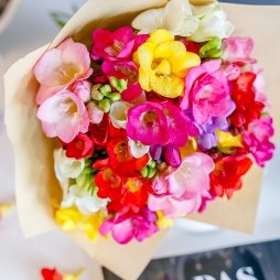 Buchet din Frezii Multicolore in Hartie Naturala alt vedere product 3