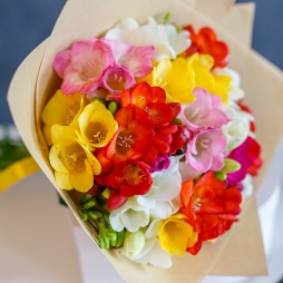 Buchet din Frezii Multicolore in Hartie Naturala alt vedere product 5