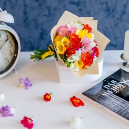 Buchet din Frezii Multicolore in Hartie Naturala alt vedere product 6