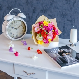 Buchet din Frezii Multicolore in Hartie Naturala alt vedere product 7