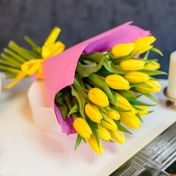 Buchet special Nr 5 din 25 lalele galbene photo