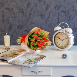 Buchet de Lalele Rosii in Hartie Naturala (25 fire) photo