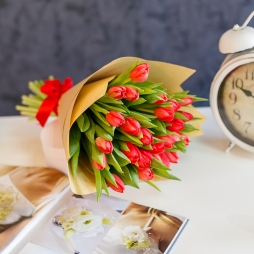 Buchet de Lalele Rosii in Hartie Naturala (25 fire) photo