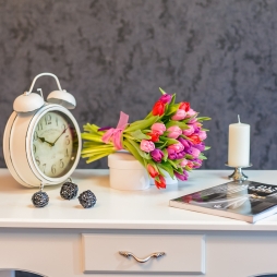 Buchet din lalele rosii, roz si mov cu panglica photo