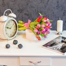 Buchet din lalele rosii, roz si mov cu panglica photo