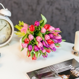 Buchet din lalele rosii, roz si mov cu panglica photo