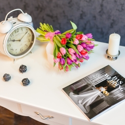 Buchet din lalele rosii, roz si mov cu panglica photo