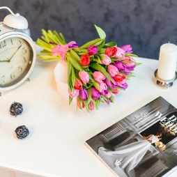 Buchet din lalele rosii, roz si mov cu panglica photo