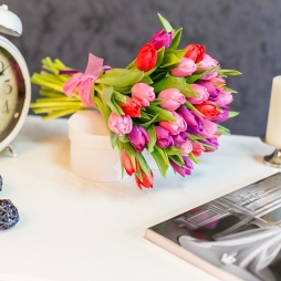 Buchet din lalele rosii, roz si mov cu panglica photo